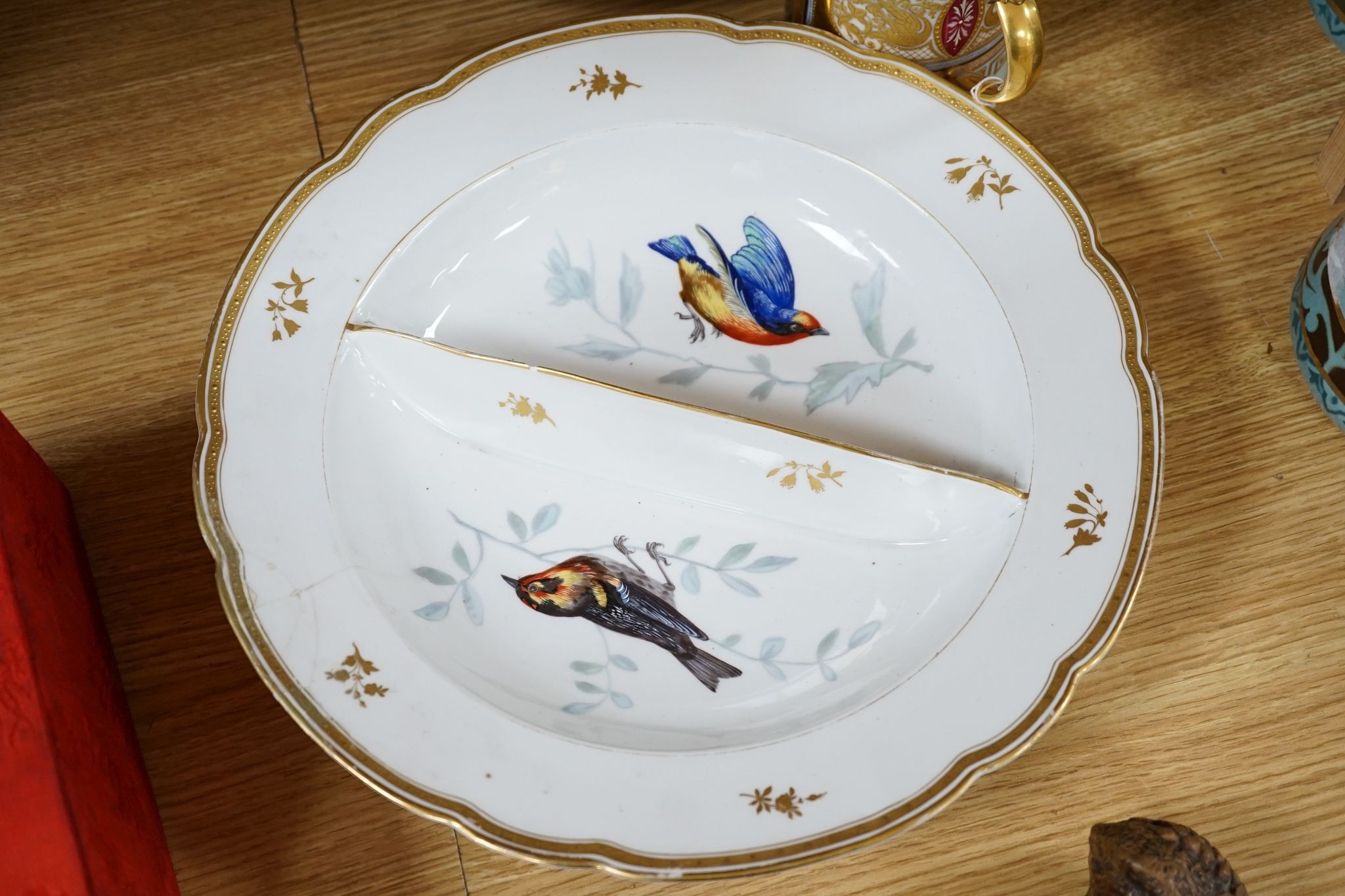 A pair of bird decorated Vienna dishes and a tankard (a.f)